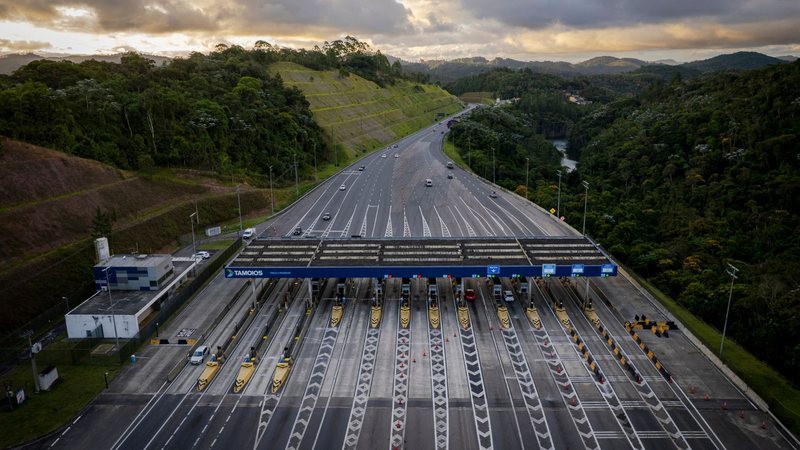 Praça do pedágio, na rodovia dos Tamoios