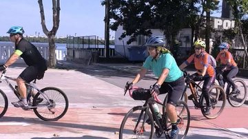 Esta imagem mostra um grupo de pessoas em bicicletas numa ciclovia ao ar livre de cubatão