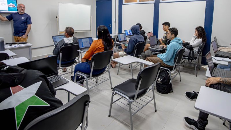 turma em aula do curso de desenvolvimento pessoal