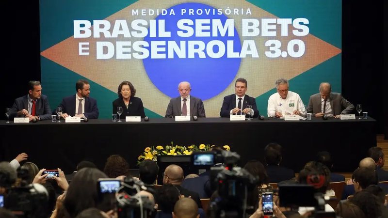 Autoridades e representantes participam de evento sobre o programa Desenrola 3.0