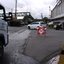 Imagem de rua com cavalete de trânsito