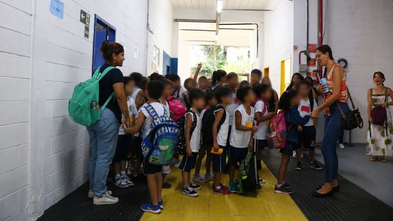 Crianças em uma escola