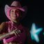Imagem da cantora Ana Castela com microfone na mão
