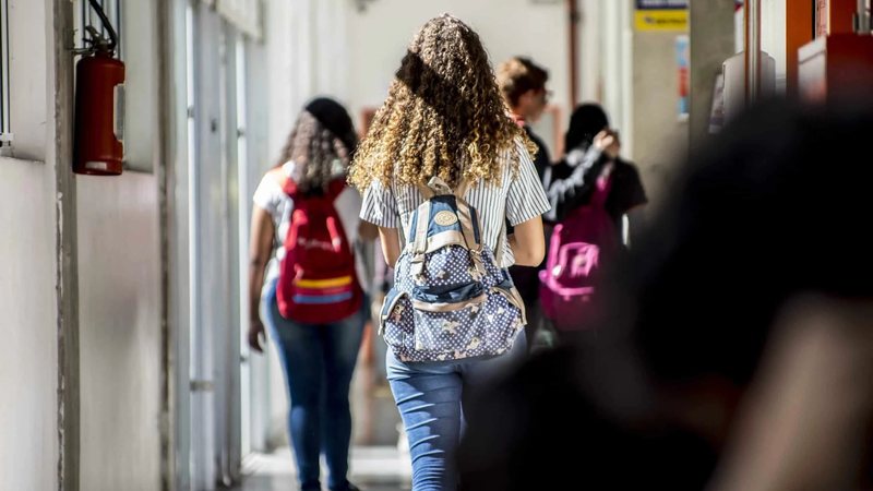 Estudante em um corredor