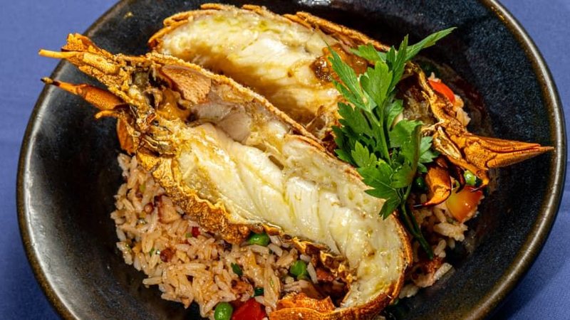 Lagosta-sapateira assada ao forno sobre arroz de polvo com ervilhas frescas