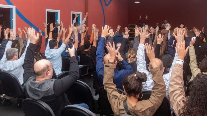 Foto de profissionais na porta de banco