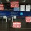 Imagem mostra a entrada de uma agência da Caixa Econômica Federal fechada devido à greve nacional dos bancários