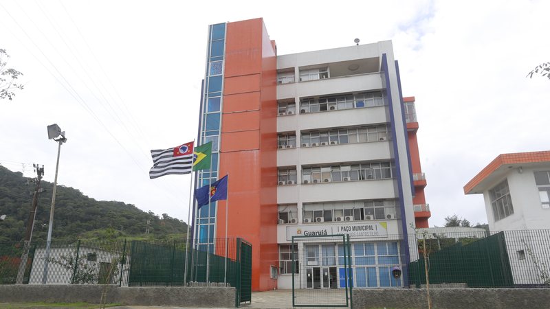Foto da fachada do Paço Municipal de Guarujá