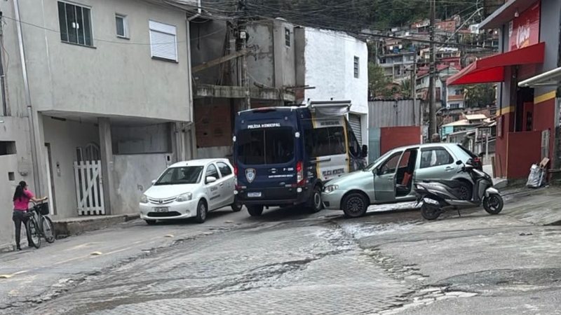 Foto de viatura em local do crime