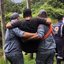 Esta imagem mostra o resgate de um homem de 49 anos realizado pelo Corpo de Bombeiros e pelo SAMU após uma queda de um andaime em Ubatuba