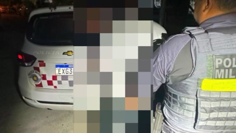 A imagem mostra uma ocorrência policial com a detenção de um suspeito pela Polícia Militar do Estado de São Paulo