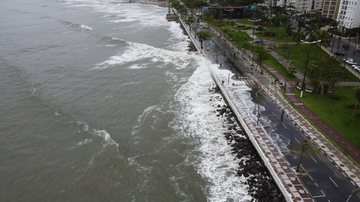 Ressaca marítima atingindo região da orla de Santos
