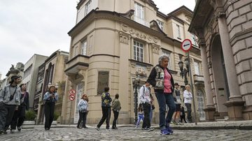 Pessoas andando pelo centro histórico de Santos