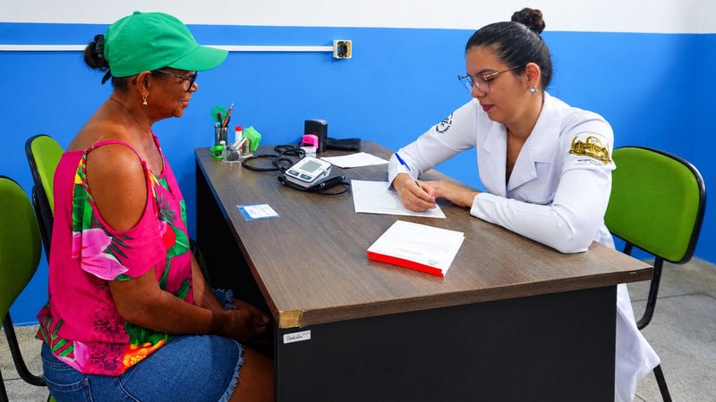 Uma mulher sendo atendida por uma médica