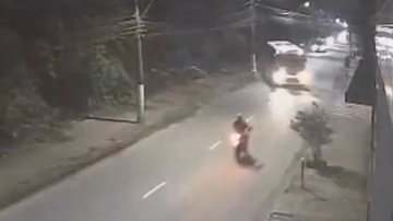 Imagem mostra momento em que motociclista colide contra ônibus