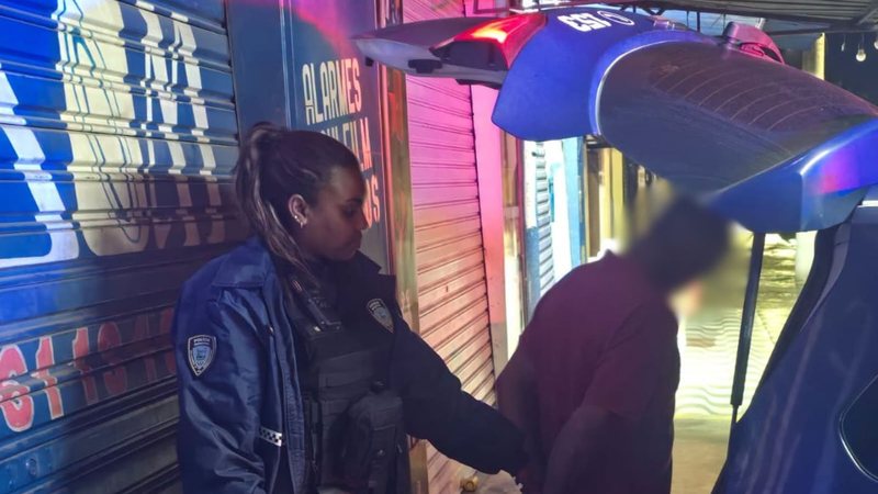 Imagem mostra agente da GCM conduzindo homem para a viatura
