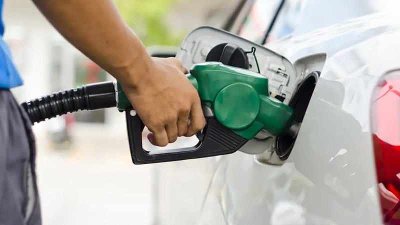 Abastecimento de combustível em um carro