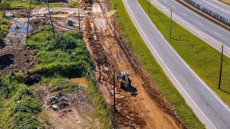 Obras de infraestrutura às margens da rodovia Padre Manoel da Nóbrega