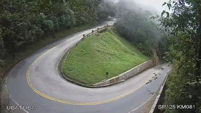 Trecho de serra da rodovia Oswaldo Cruz, em Ubatuba, com pista molhada e neblina