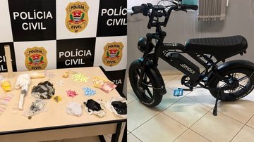 Imagem mostra uma bicicleta elétrica preta da marca Inow ao lado de uma mesa com materiais e dinheiro apreendidos pela Polícia Civil