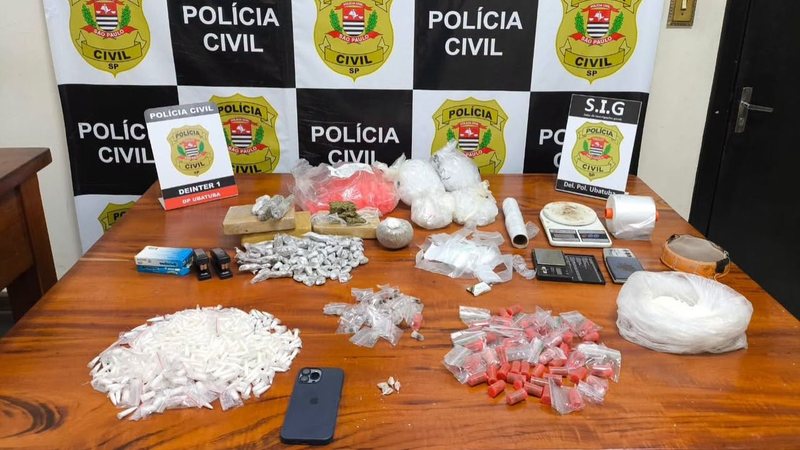 Imagem mostra uma apreensão de drogas, dinheiro e materiais para embalagem realizada pela Polícia Civil de São Paulo (Delegacia de Ubatuba / Deinter 1 / SIG) durante uma operação contra o tráfico na região