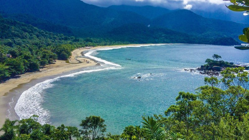 Orla da praia de Castelhanos, em Ilhabela/SP