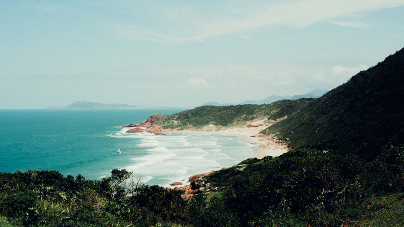 Litoral com poucas nuvens