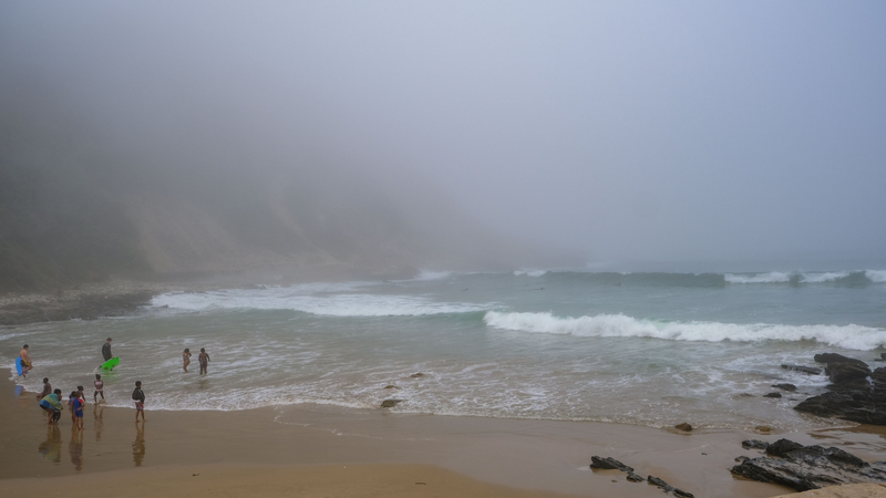 Praia com nevoeiro
