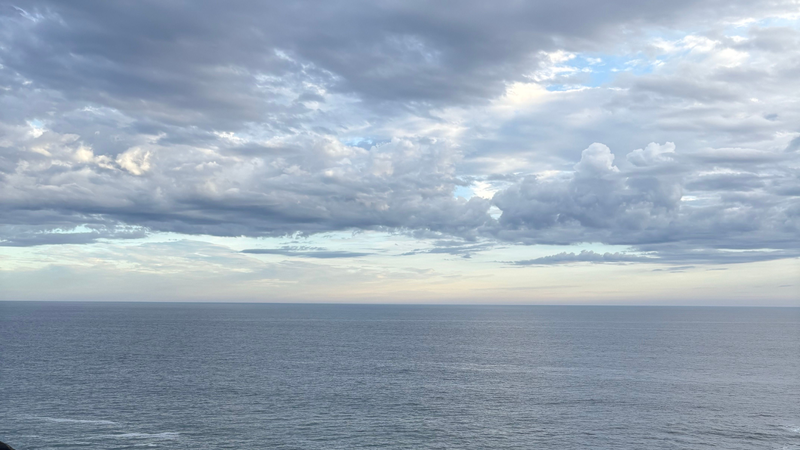 Praia com muitas nuvens e um pouco de Sol