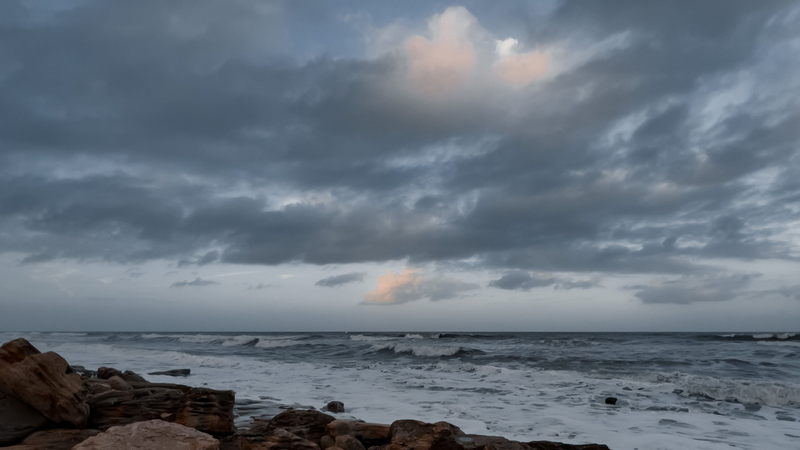 Praia com muitas nuvens