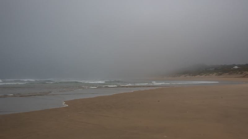 Praia com nevoeiro