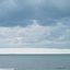 Praia com muitas nuvens