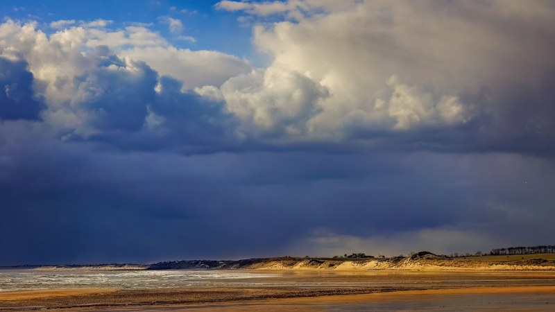 Praia com muitas nuvens