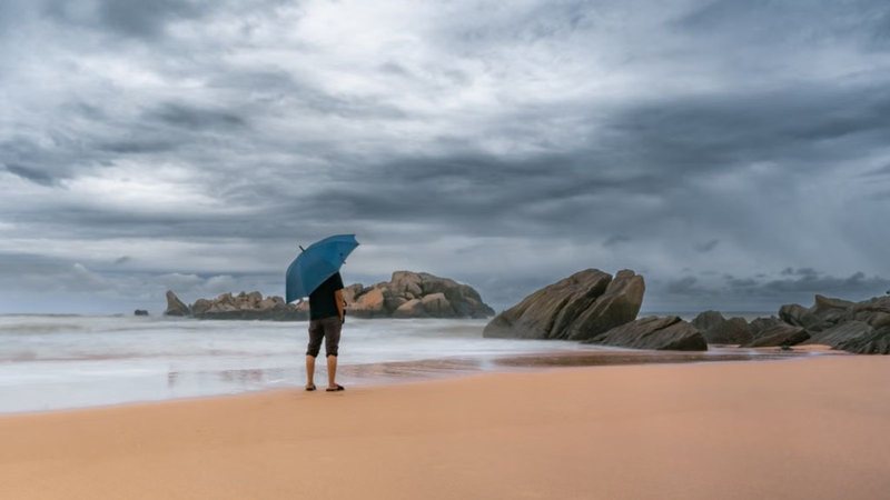 Praia com chuva