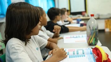 Foto de aluno em sala de aula