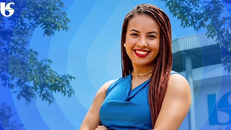 Programa de trainee da Sabesp mostra mulher sorrindo em frente ao prédio da companhia