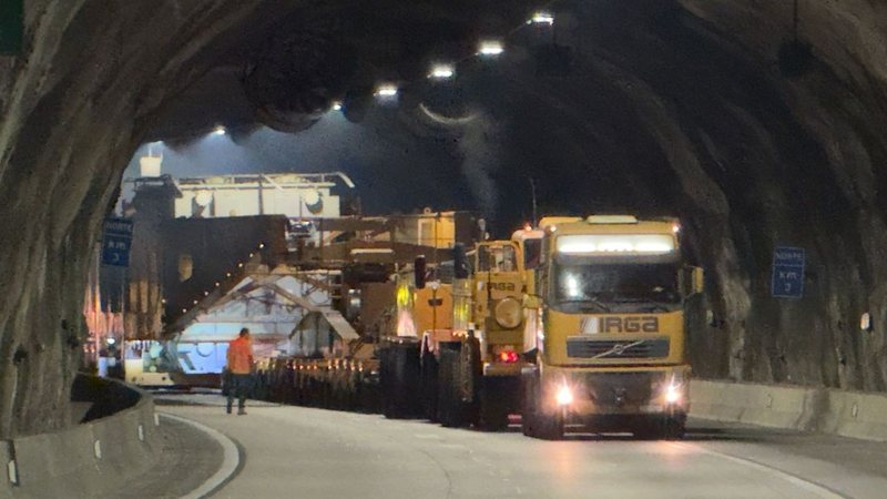 Atenção na Tamoios: transporte de mega carga fecha trechos da rodovia à noite