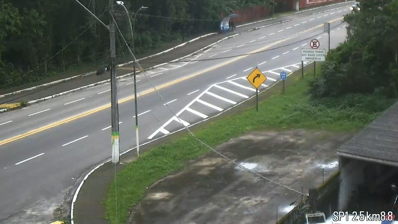 Trecho da rodovia Oswaldo Cruz, no km 81, com pista molhada e baixa visibilidade
