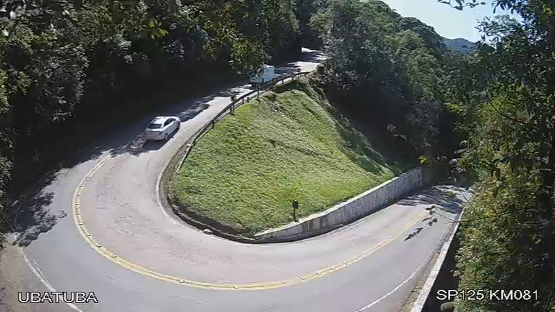 Rodovia Oswaldo Cruz, em Ubatuba, com veículo trafegando por trecho sinuoso