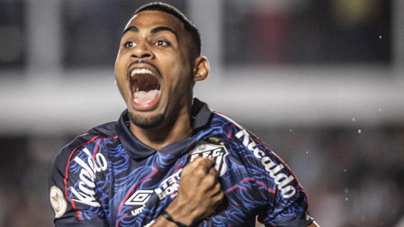 Foto de Joaquim comemorando gol com a camisa do Santos