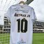 Duas imagens da camisa do Santos com o logo da nova patrocinadora acima do nome de Neymar