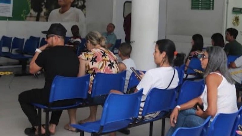 Foto de pacientes na sala de espera
