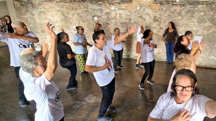 Projeto Cena Viva oferece curso gratuito de teatro para idosos em Guarujá