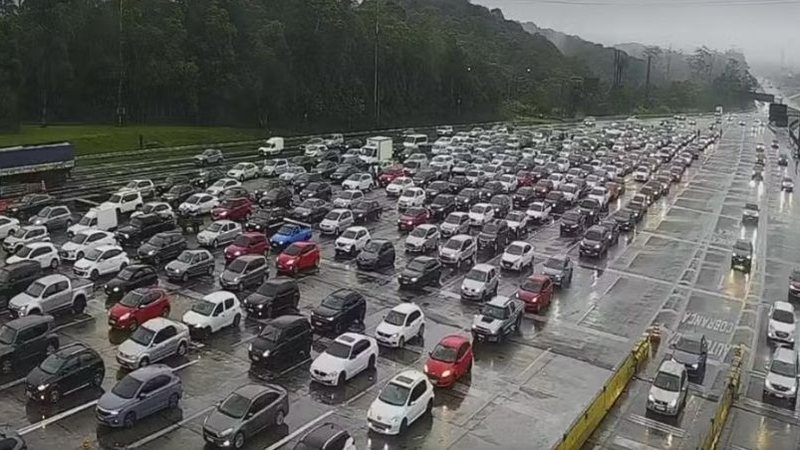 Imagem da rodovia com alto fluxo de veículos