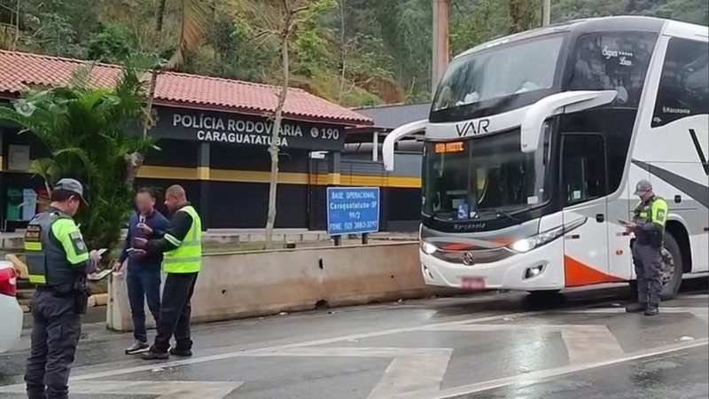 Imagem mostra fiscalização da Polícia Rodoviária em frente à base operacional de Caraguatatuba, em São Paulo