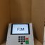 A imagem mostra uma urna eletrônica brasileira com a mensagem "FIM" na tela, registrada em uma sessão de votação