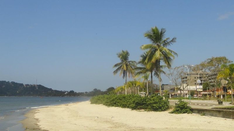 Foto da praia de Itaguá, umas das praias impróprias para banho