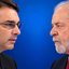 Imagem mostra uma montagem com o senador Flávio Bolsonaro (PL-RJ) à esquerda e o presidente Luiz Inácio Lula da Silva (PT) à direita