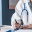 Profissional de saúde atende paciente e preenche documento durante consulta médica