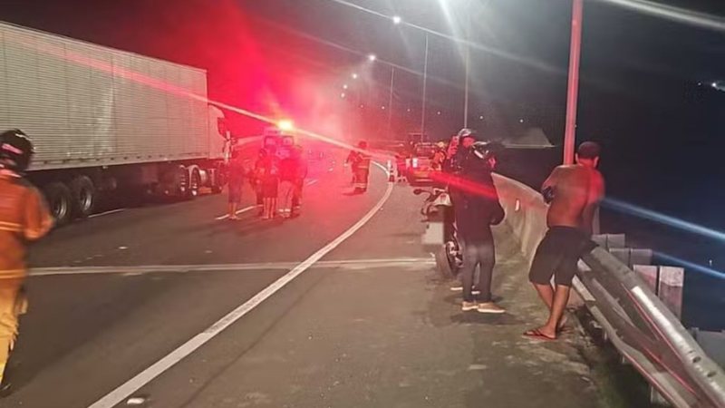 A imagem mostra ocorrência de vazamento de uma carreta-tanque com carga perigosa na rodovia Presidente Dutra